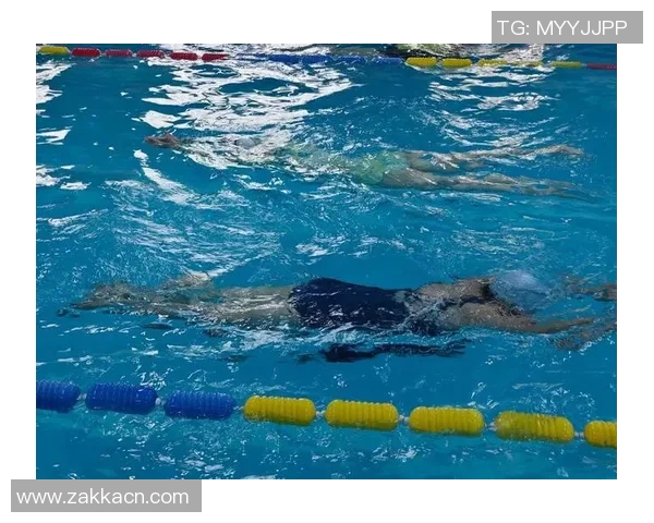 游泳运动员突破极限挑战，书写属于自己的水上传奇